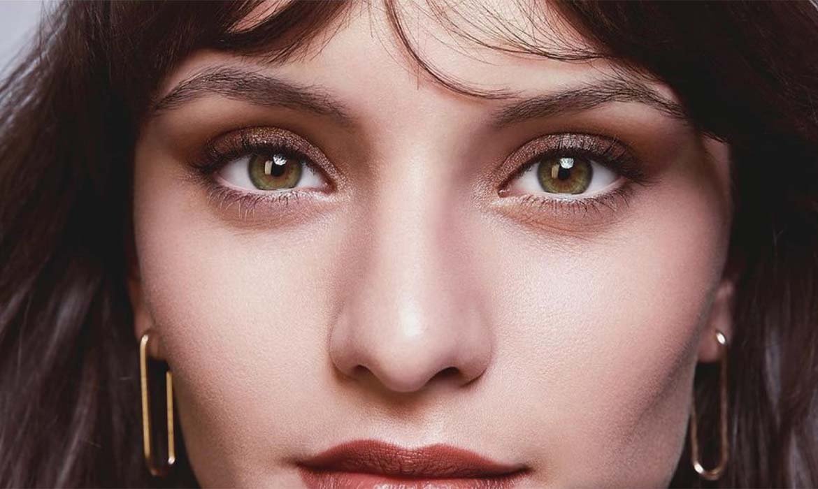Si buscas un maquillaje de ojos natural, delineado sí pero superdiscreto y sombra de ojos e iluminador también pero muy sutiles. El eyeliner Perfect Slim en tono marrón, la paleta de sombras Emotions of Nu y el iluminador Light from Paradise de L’Oréal Paris son todo lo que necesitas.